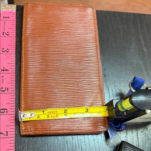 Elegant Louis Vuitton epi leather Brown Leather Wallet